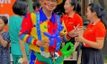 Chú hề tổ chức khai trương 