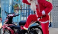ông già NOEL phát quà cho bé .mùa giáng sinh